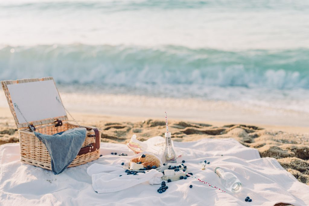 Jakich błędów unikać, pakując jedzenie na plażę?