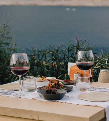 Wyżywienie podczas luksusowego pobytu nad Bałtykiem – restauracje i catering premium w 2026