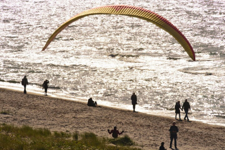 Najlepsze plaże do sportów wodnych nad Bałtykiem w regionie Dziwnowa