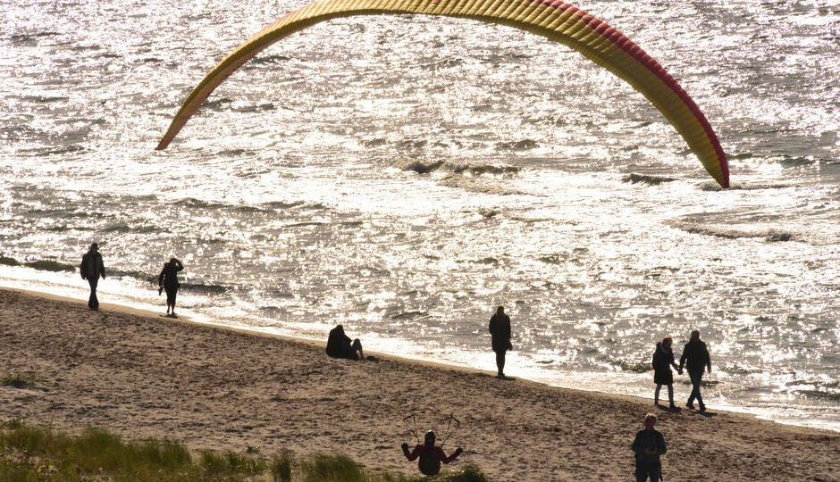 Najlepsze plaże do sportów wodnych nad Bałtykiem w regionie Dziwnowa
