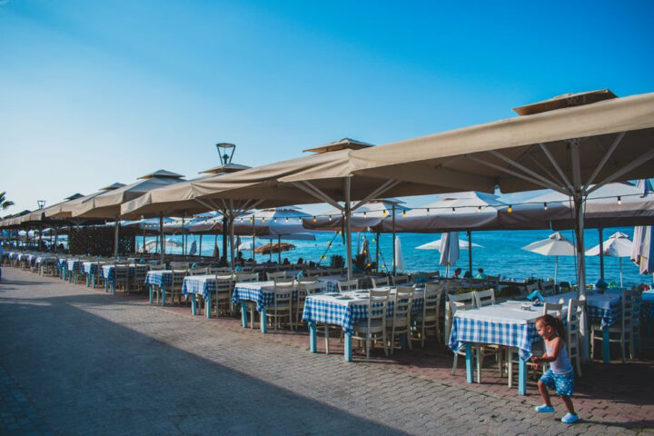 Restauracje rodzinne w Dziwnowie – gdzie zjeść z dziećmi nad Bałtykiem?