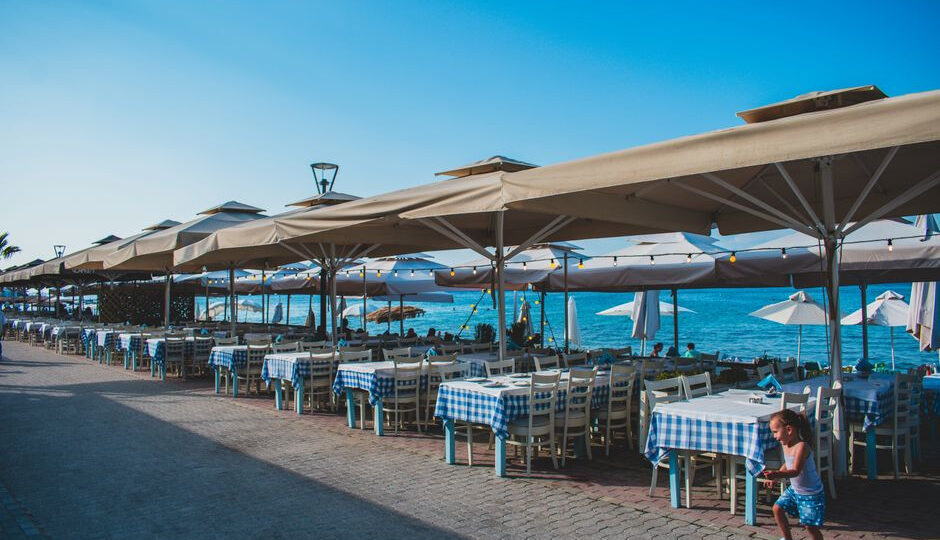Restauracje rodzinne w Dziwnowie – gdzie zjeść z dziećmi nad Bałtykiem?