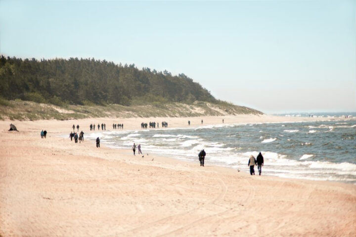 Jak przygotować się do wakacji nad Bałtykiem w 2026 roku – aktywności plażowe i wodne