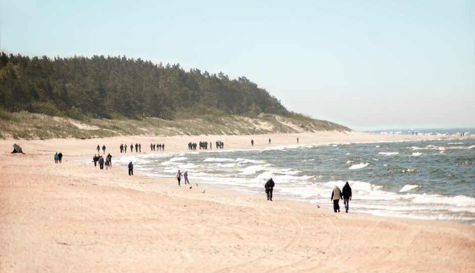 Jak przygotować się do wakacji nad Bałtykiem w 2026 roku – aktywności plażowe i wodne