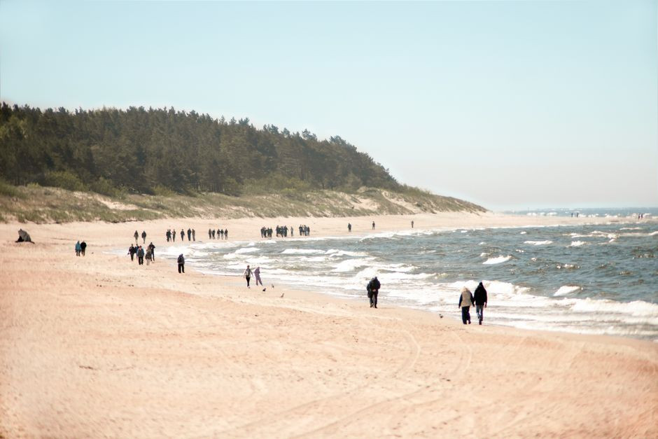 Jak przygotować się do wakacji nad Bałtykiem w 2026 roku – aktywności plażowe i wodne