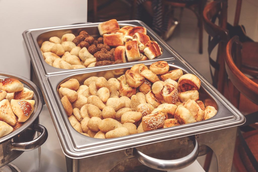 Wyżywienie all inclusive Bałtyk a lokalna gastronomia – co tracisz, co zyskujesz?
