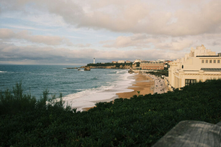 Jakie atrakcje turystyczne warto odwiedzić w Dziwnowie i Dziwnówku